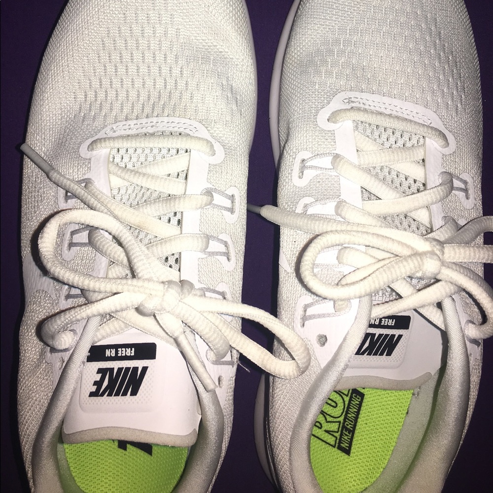 White nike free runs